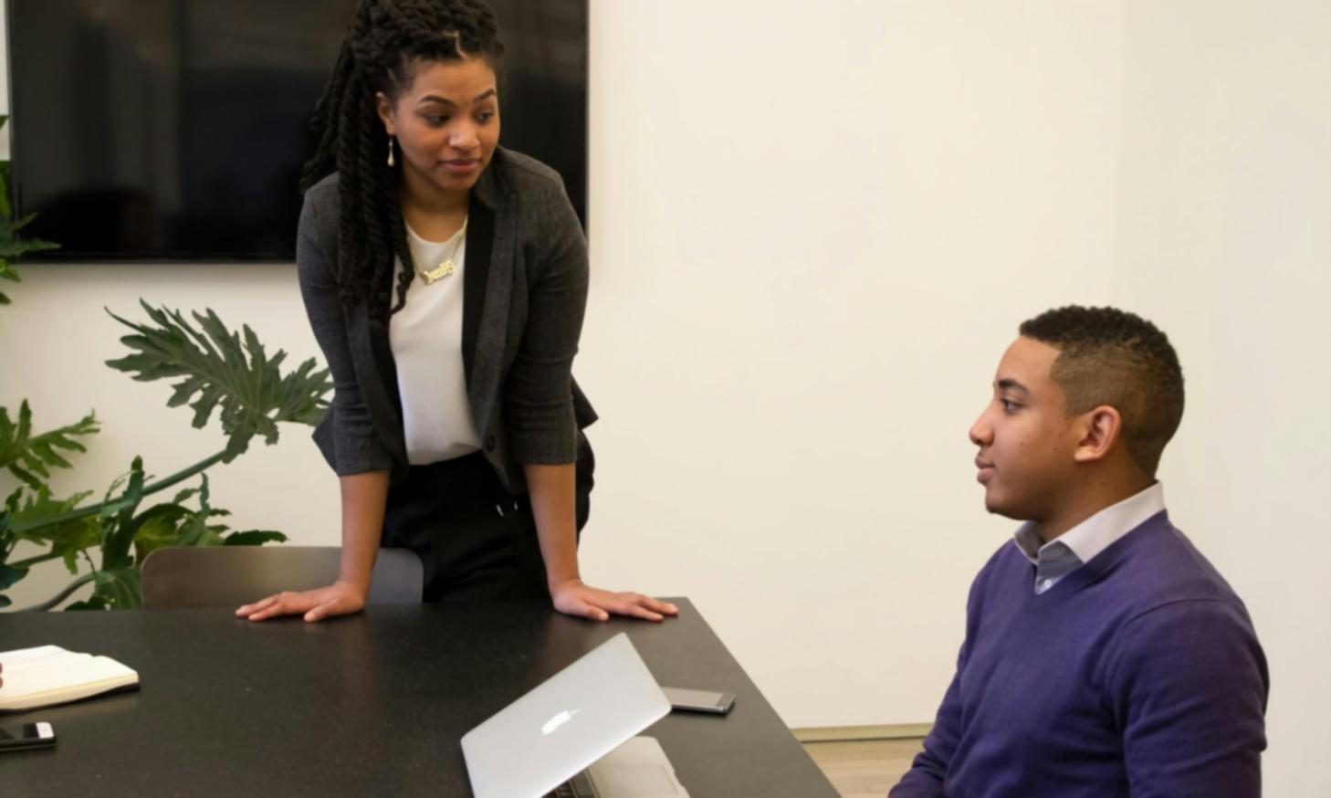 Persona revisando documentos financieros en un espacio de trabajo organizado