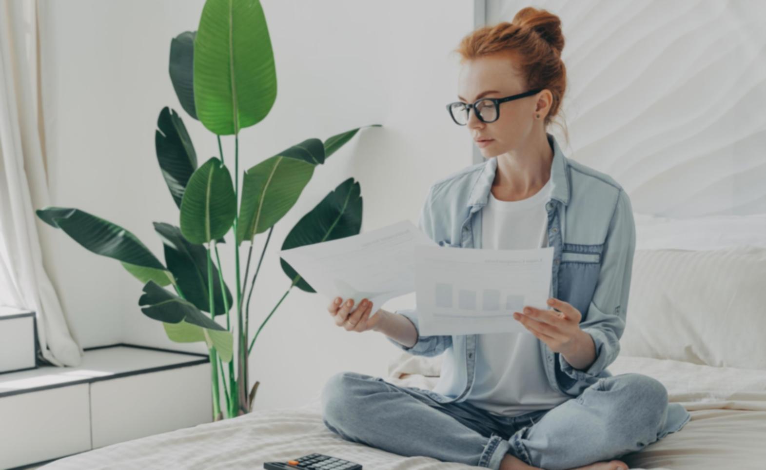 Equipo de zorvanelo trabajando en sesión de planificación financiera colaborativa